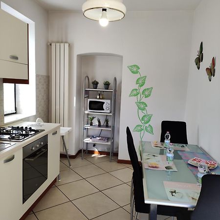 Holiday House By The Lake Arona Esterno foto