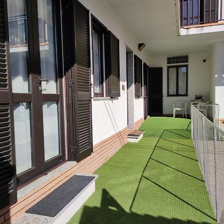 Holiday House By The Lake Arona Esterno foto