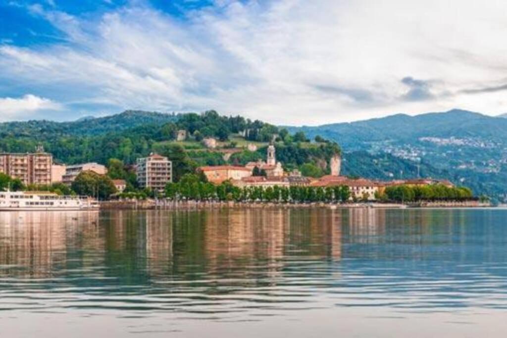Holiday House By The Lake Arona Esterno foto