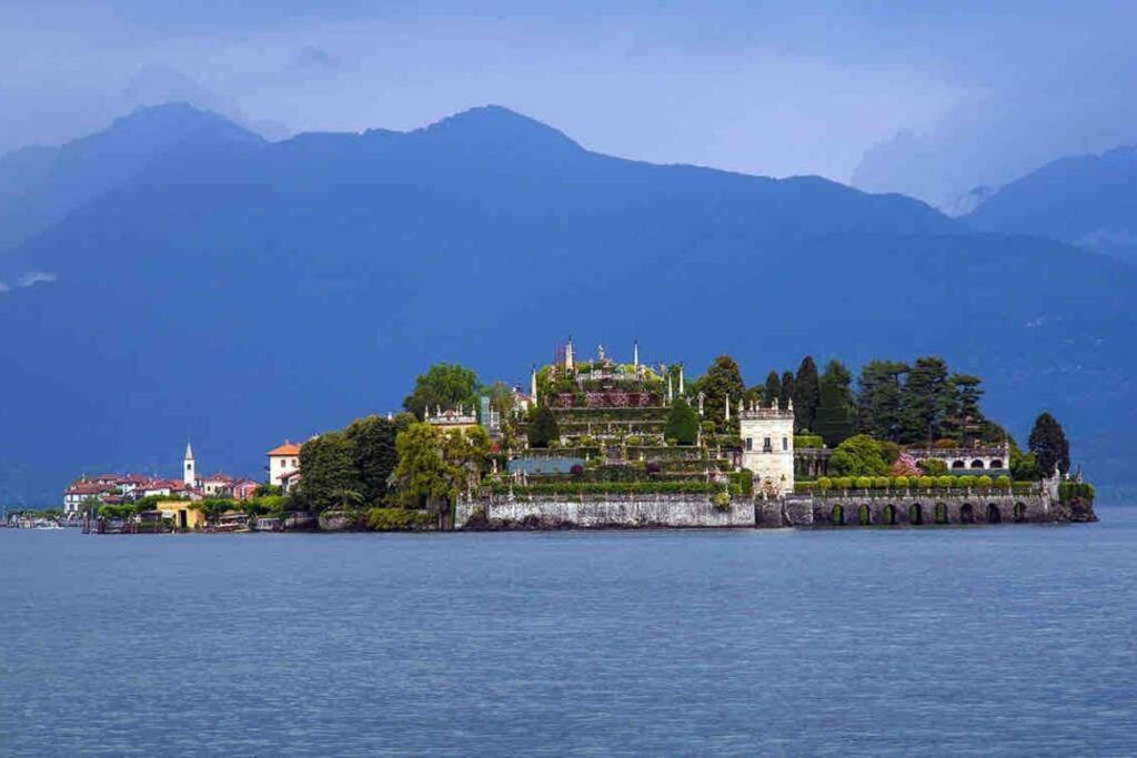 Holiday House By The Lake Arona Esterno foto