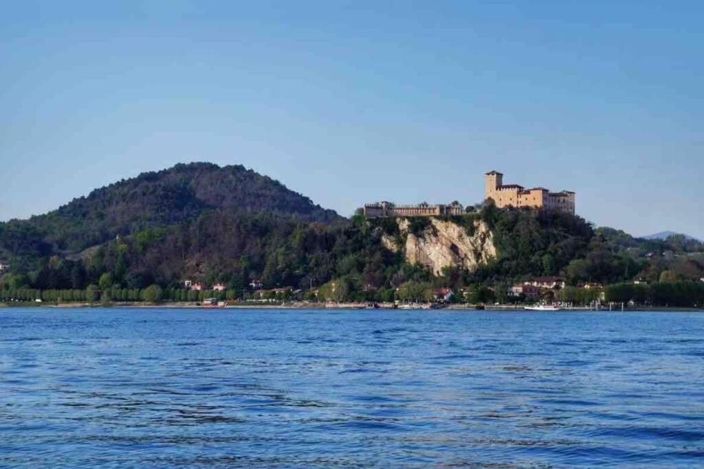 Holiday House By The Lake Arona Esterno foto