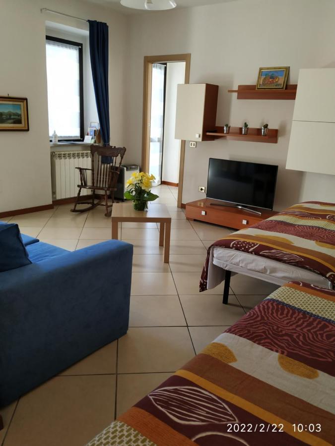 Holiday House By The Lake Arona Esterno foto