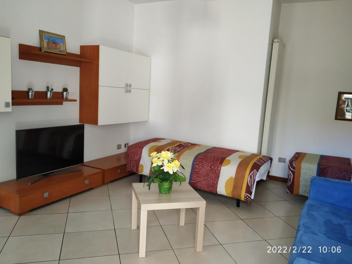 Holiday House By The Lake Arona Esterno foto