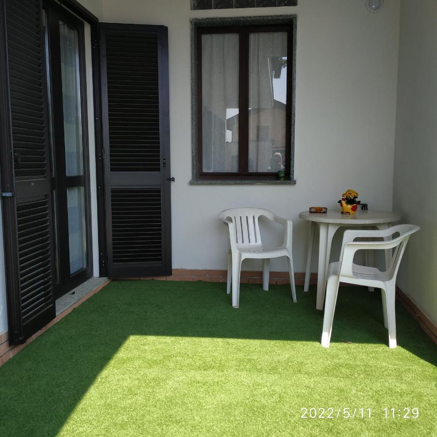 Holiday House By The Lake Arona Esterno foto