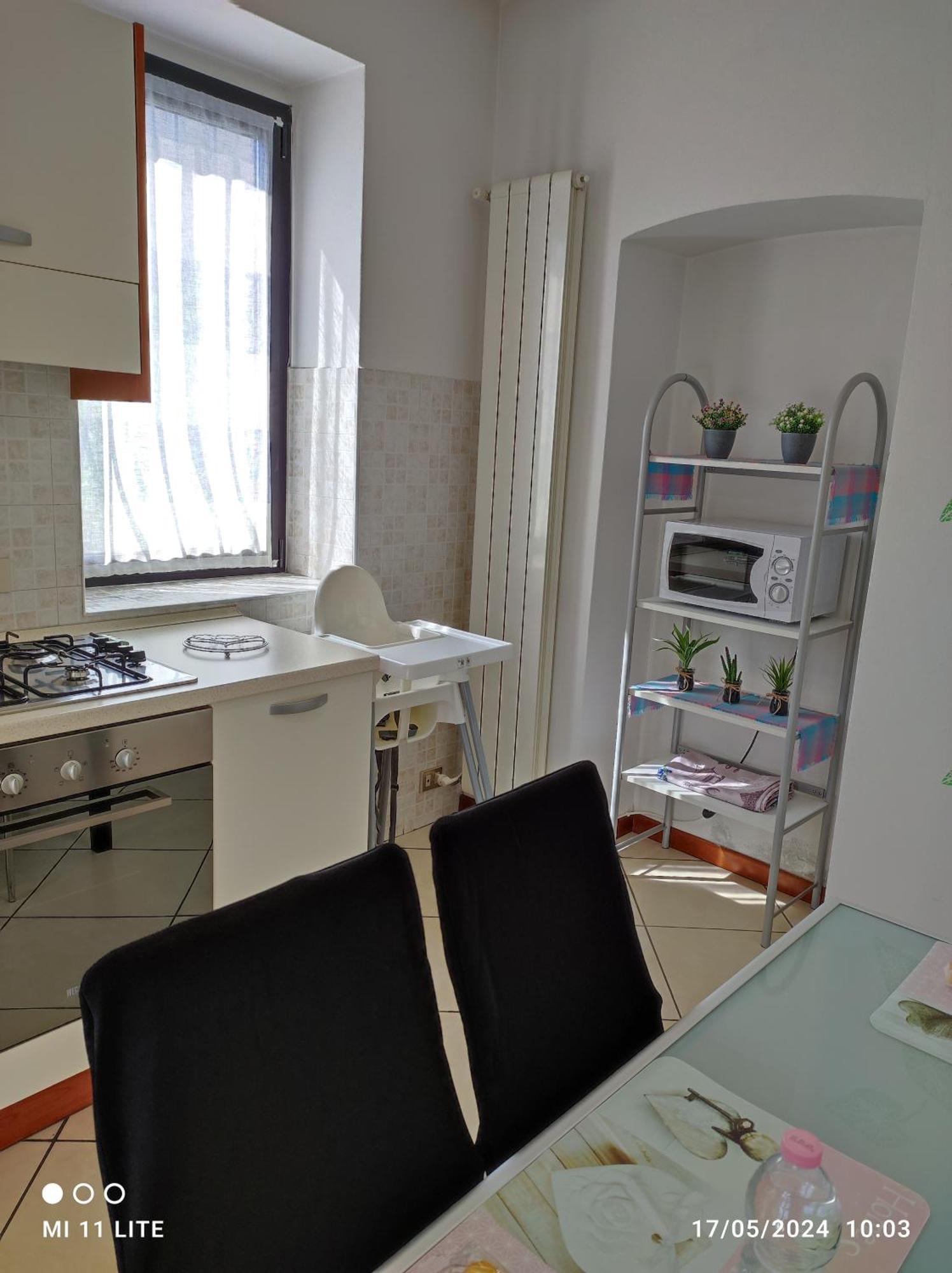 Holiday House By The Lake Arona Esterno foto
