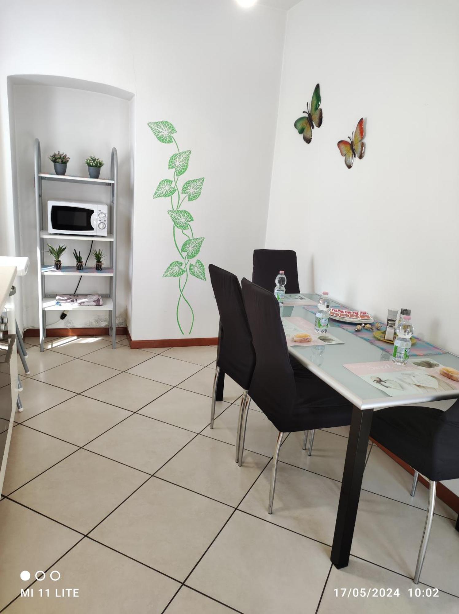 Holiday House By The Lake Arona Esterno foto