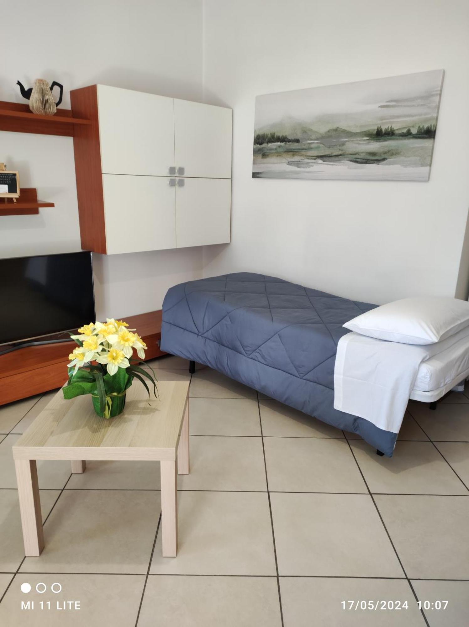 Holiday House By The Lake Arona Esterno foto